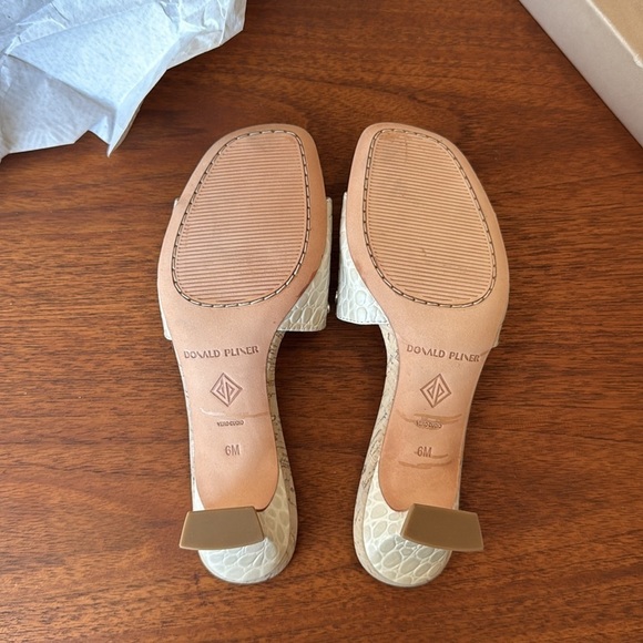 new Donald Pliner “Kelzaje” Kitten Heel Slip-On Sandals Beige size 6 - Picture 8 of 9